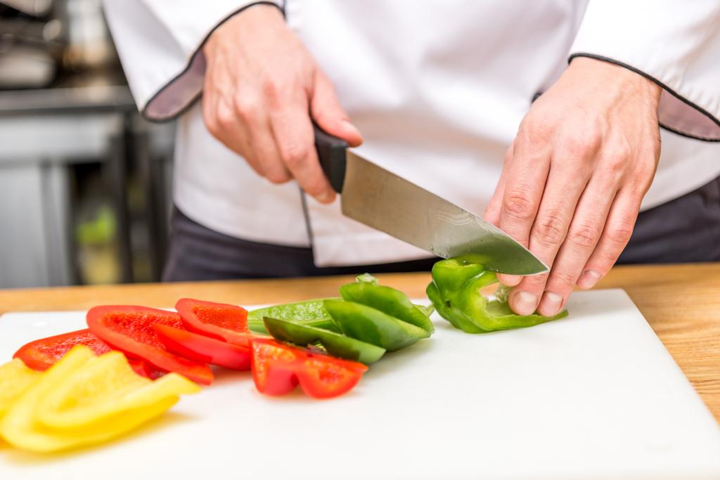 imagem cortada do chef cortando pimentas coloridas
  - Foto, Imagem