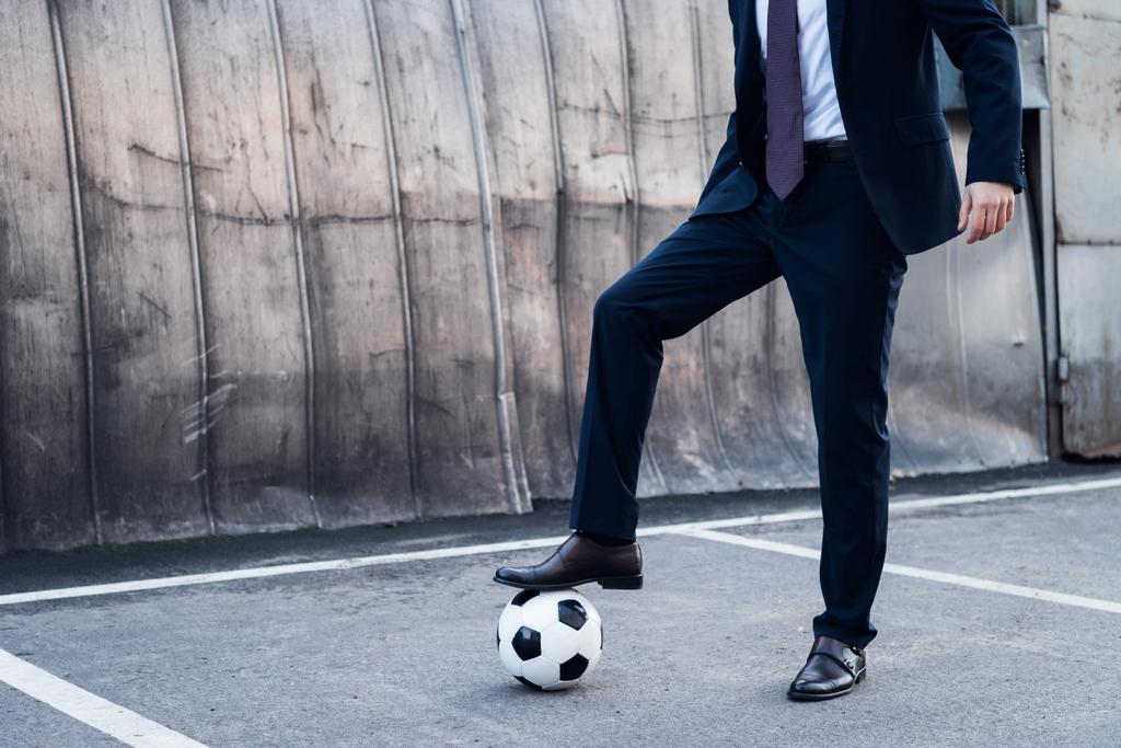 ストリート サッカーのスーツのビジネスマンの部分的なビュー - 写真・画像