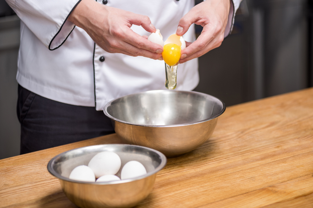 levágott kép-Chef tál tojás üzembe - Fotó, kép