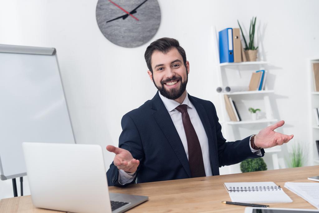 muotokuva iloinen liikemies työpaikalla kannettava tietokone toimistossa
 - Valokuva, kuva