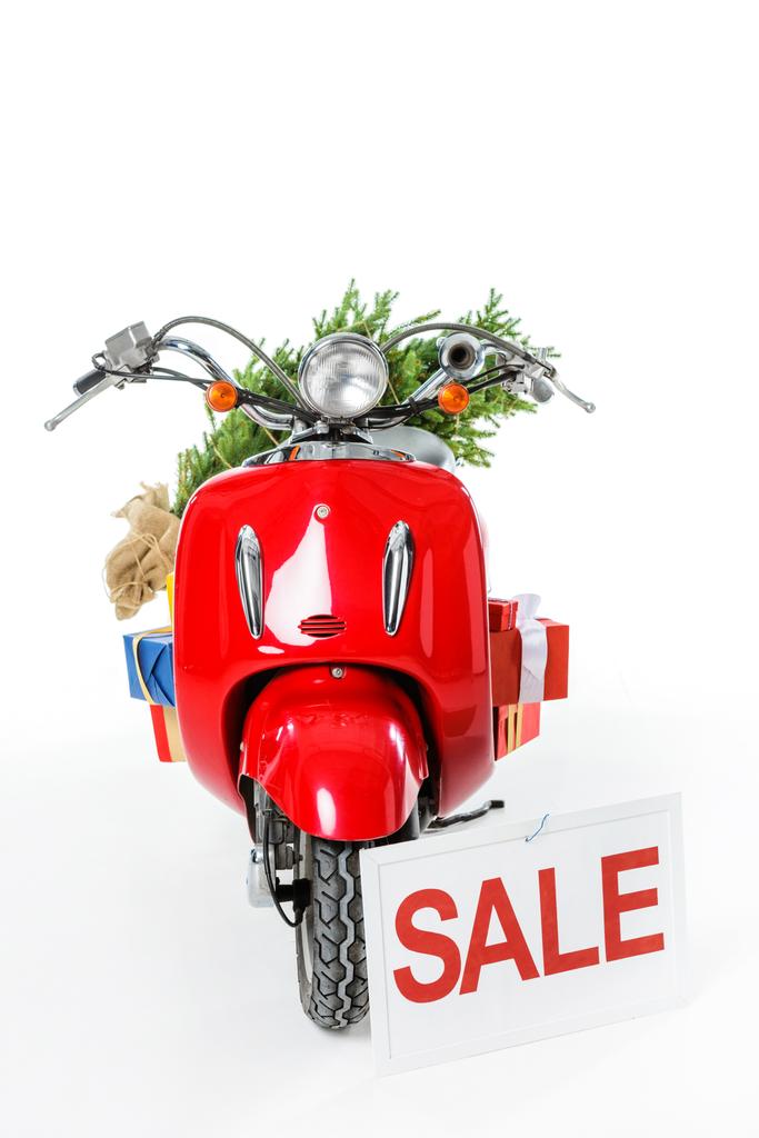 クリスマス ツリーとギフト販売サイン、白で隔離を赤いスクーターに - 写真・画像