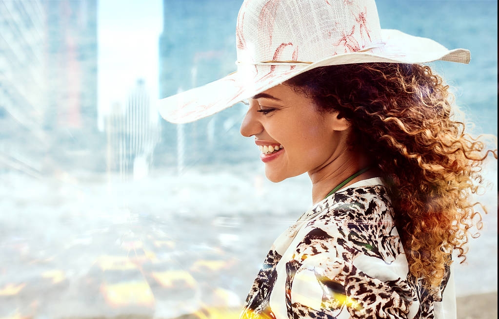 Doppelbelichtung der schönen Frau lächelnd und verschwommenes New Yorker Stadtbild - Foto, Bild