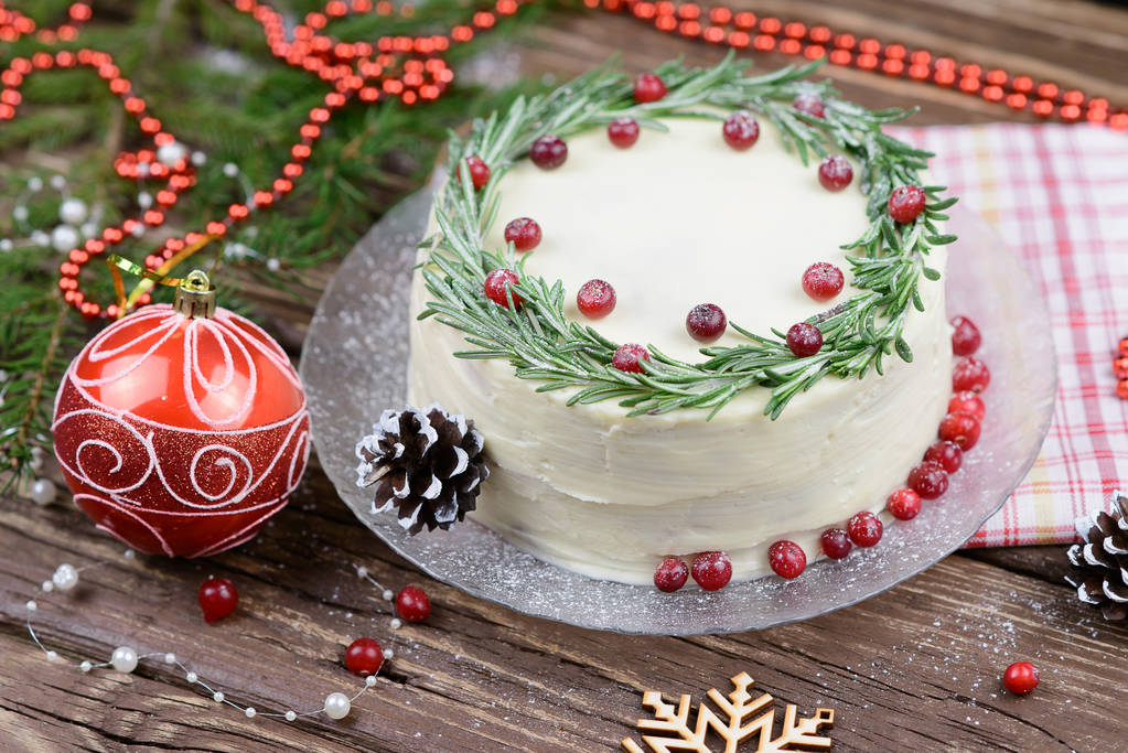Weihnachtskuchen mit weißer Schokolade, Rosmarin und Preiselbeere  - Foto, Bild