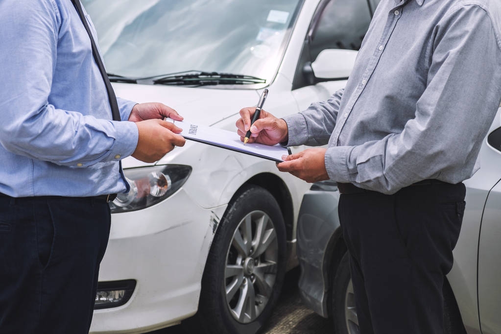 Versicherungsvertreter untersuchen beschädigtes Auto und Kundenunterschrift - Foto, Bild