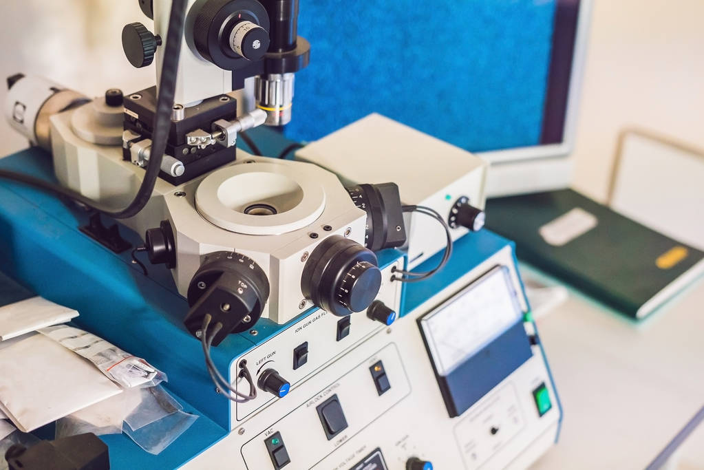 sistema de grabado iónico para la preparación de muestras sólidas para la investigación del microscopio electrónico
. - Foto, Imagen