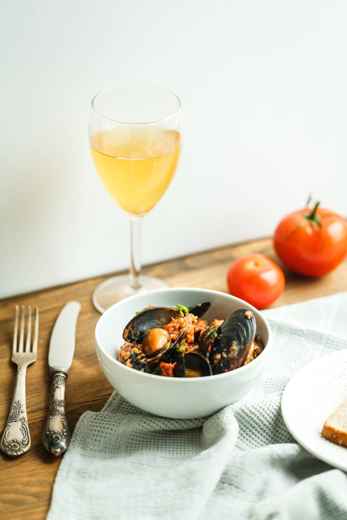 обід з морепродуктами: мідії з помідорами
 - Фото, зображення