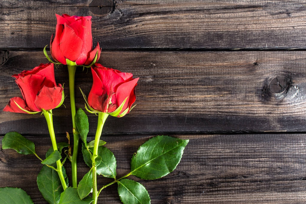 Czerwone róże na podłoże drewniane, Walentynki karty - Zdjęcie, obraz