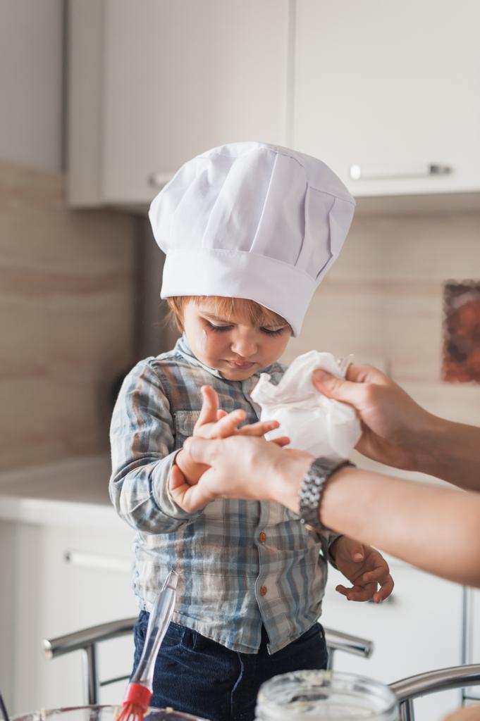 anya-gyermek szakácssapka, lebukós kézmosásra főzés után - Fotó, kép