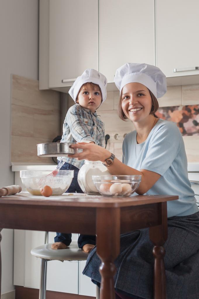 mladá matka a roztomilé malé dítě Příprava těsta v kuchyni - Fotografie, Obrázek