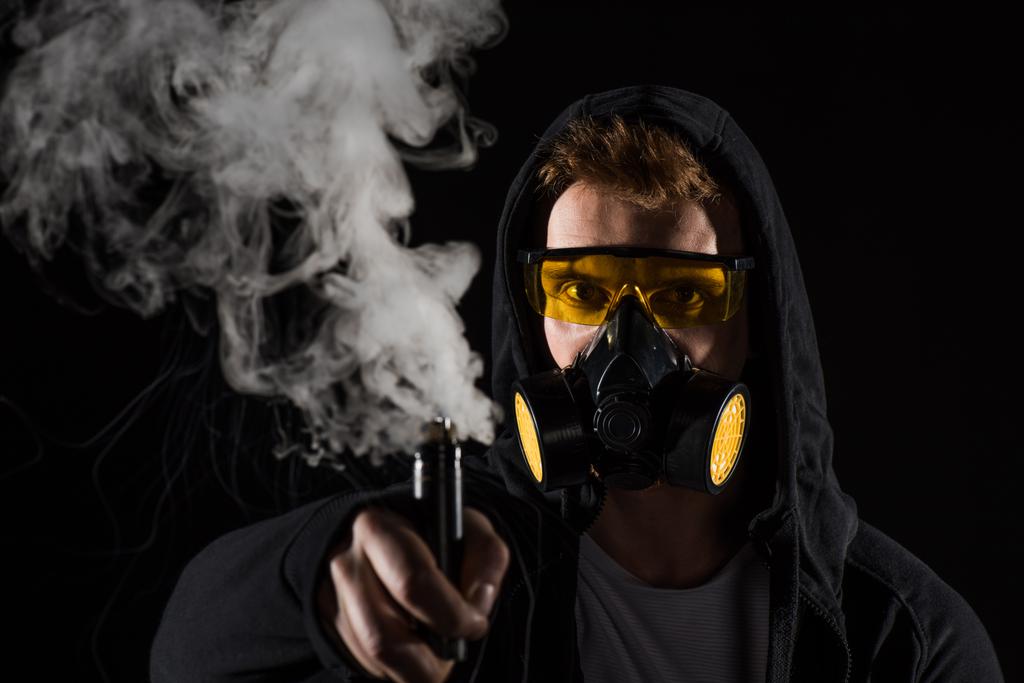 Человек в защитной маске фильтра активирует электронную сигарету
 - Фото, изображение