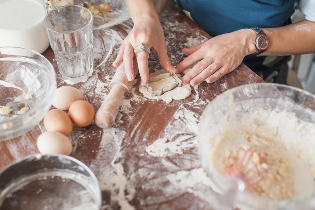 przycięte strzał kobiety przygotowanie ciasteczek z cutter - Zdjęcie, obraz