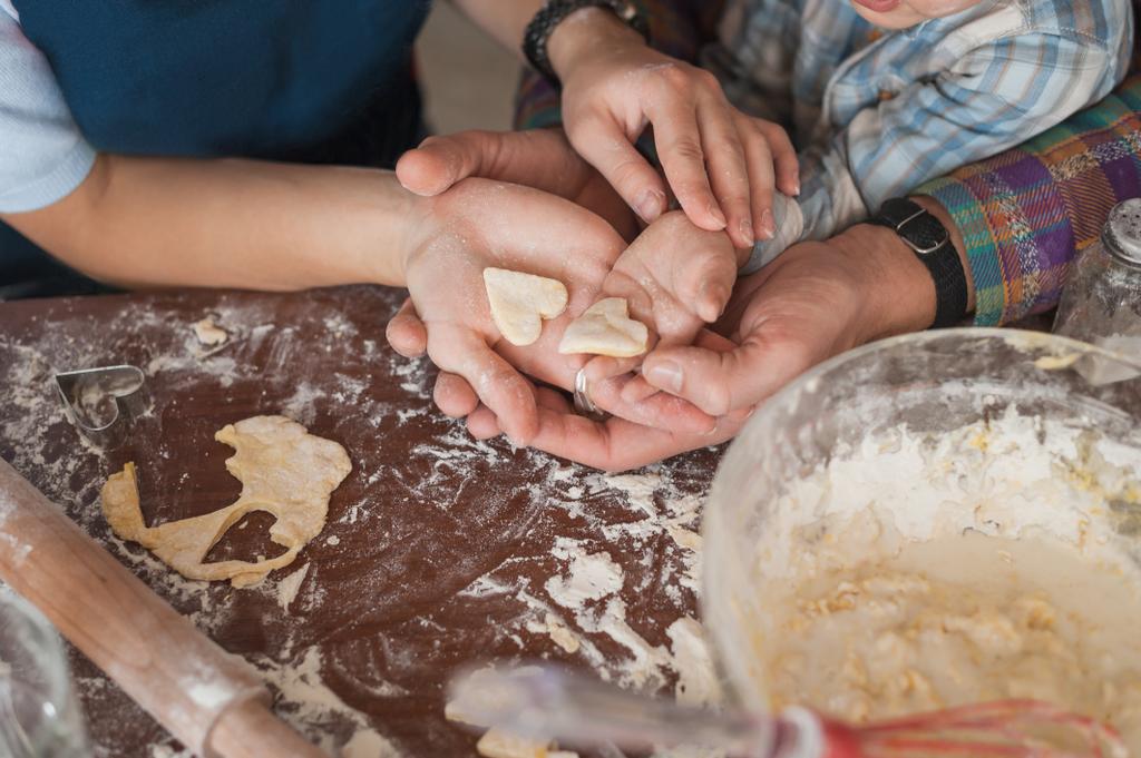 aile ev yapımı kurabiye kalp şeklinde bir arada tutan çekim kırpılmış - Fotoğraf, Görsel