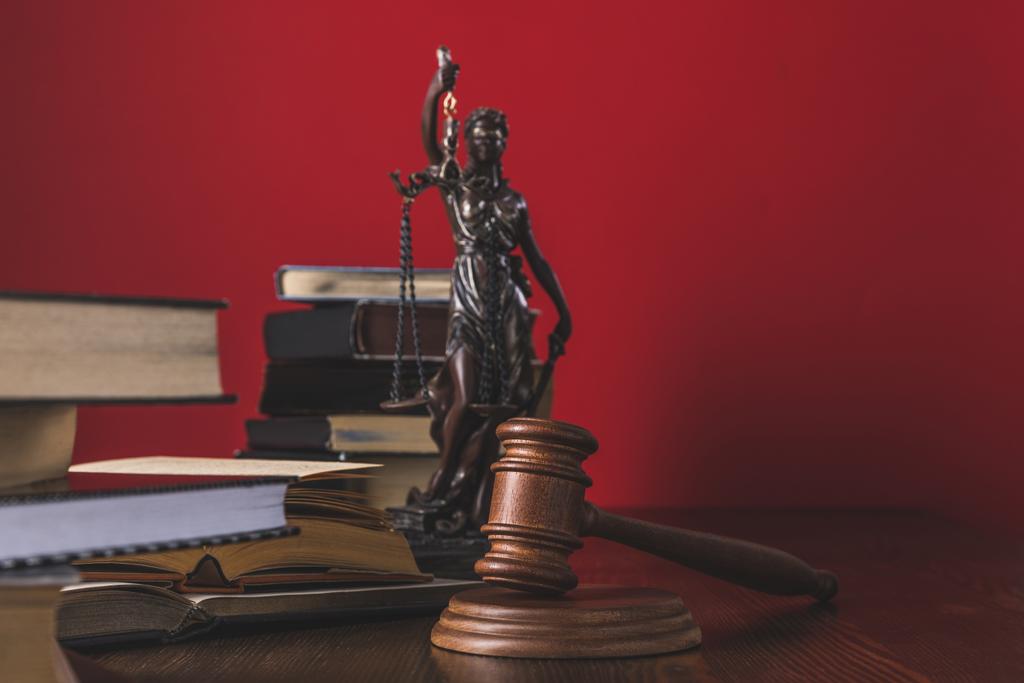 открытые юридические книги со статуей и молотком на деревянном столе, юридическая концепция
 - Фото, изображение