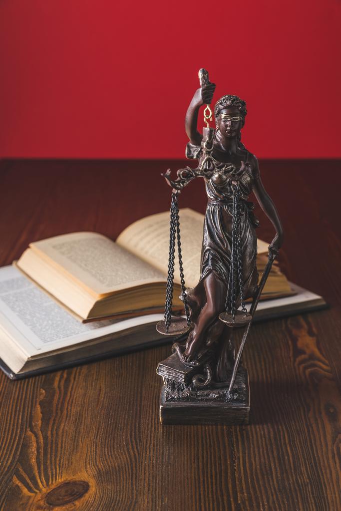 otwarte prawną książek z pani sprawiedliwości statua na drewnianym stole, pojęcie prawa - Zdjęcie, obraz