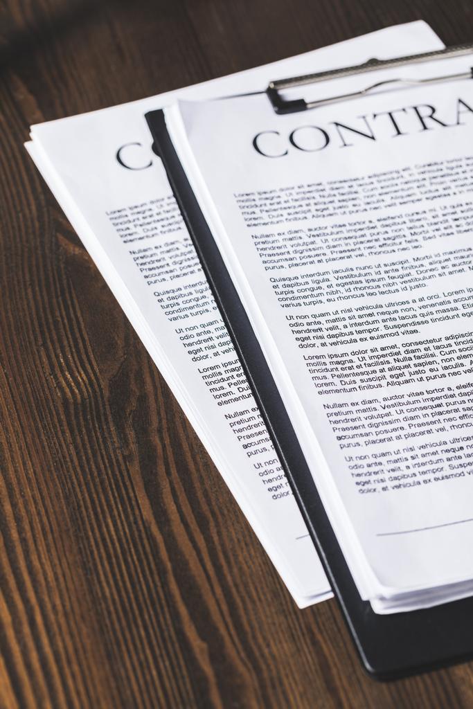 documents contractuels juridiques sur table en bois, concept de droit
 - Photo, image