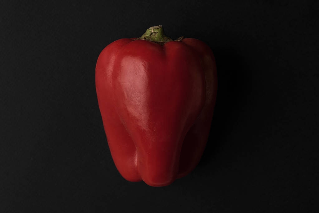 Close up van verse rode paprika geïsoleerd - Foto, afbeelding