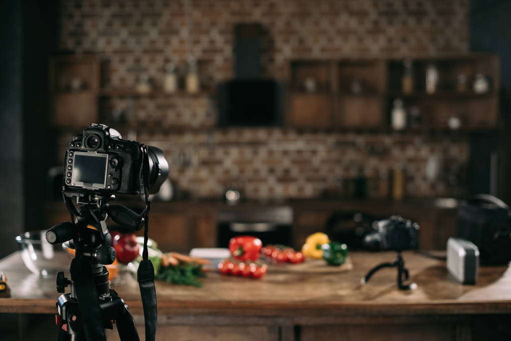 kamery a zelenina na stole pro potraviny blog - Fotografie, Obrázek