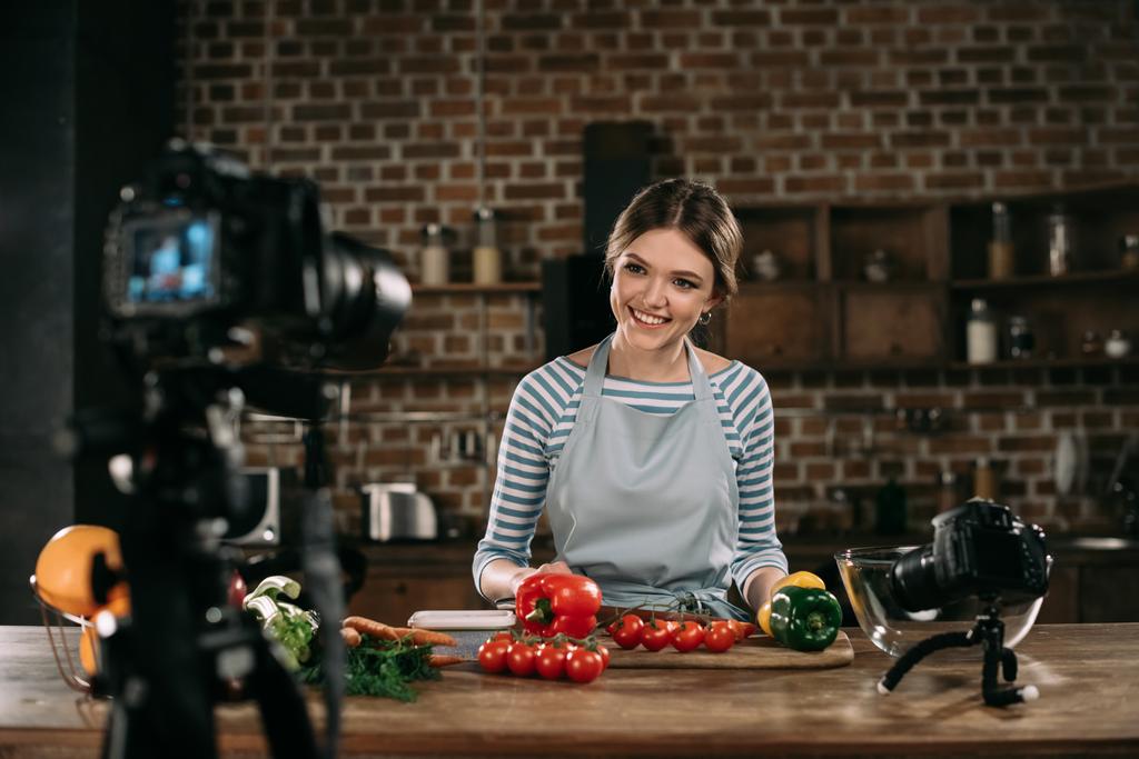 jovem blogueiro de alimentos sorrindo para a câmera
 - Foto, Imagem