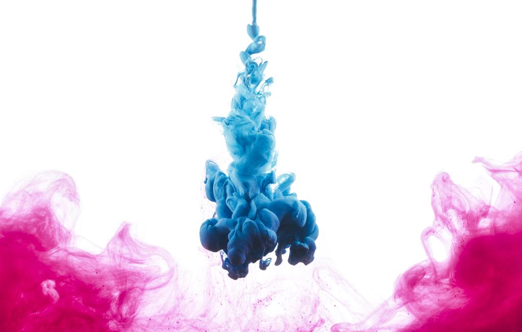 γκρο πλαν θέα του μπλε και ροζέ χρώμα πιτσιλιές που απομονώνονται σε λευκό  - Φωτογραφία, εικόνα