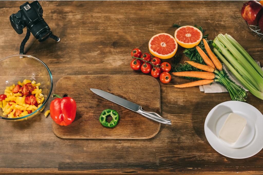 вид сверху на овощи и фрукты на деревянном столе
 - Фото, изображение