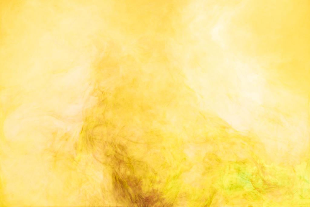 закрыть вид брызг желтой краски
 - Фото, изображение