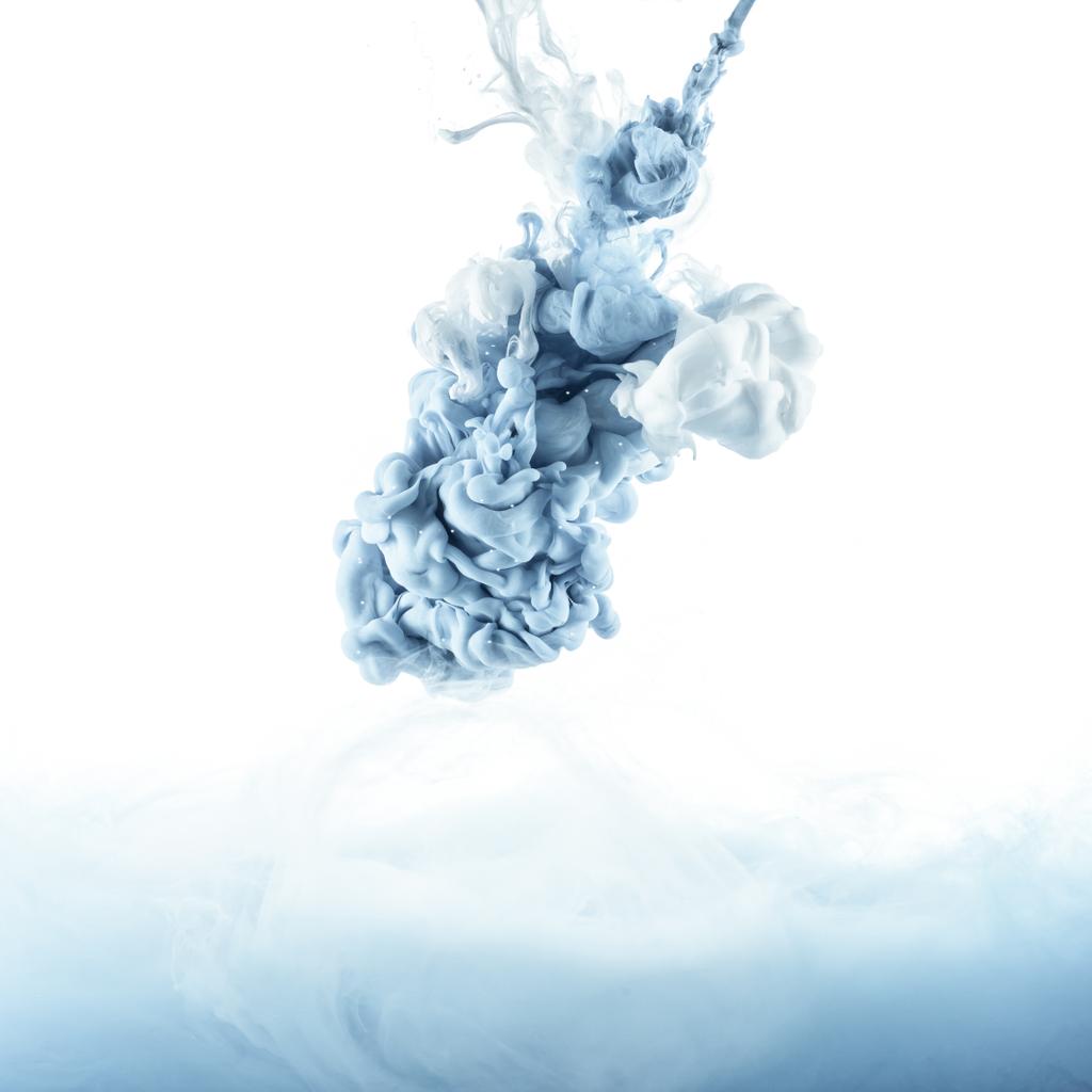 κλείνω πάνω θέα του γκρι μελανιού splash απομονωθεί σε λευκό - Φωτογραφία, εικόνα