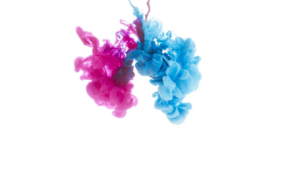 Mischung aus blauen und rosa Farbspritzern isoliert auf weiß - Foto, Bild