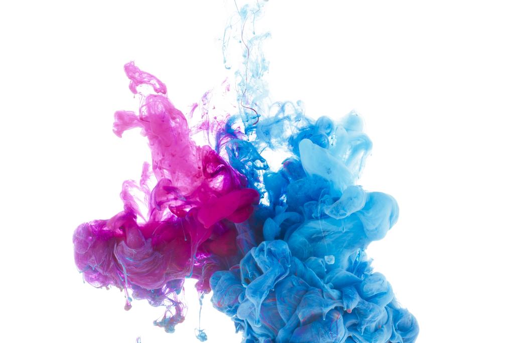 Mischung aus blauen und rosa Farbspritzern isoliert auf weiß - Foto, Bild