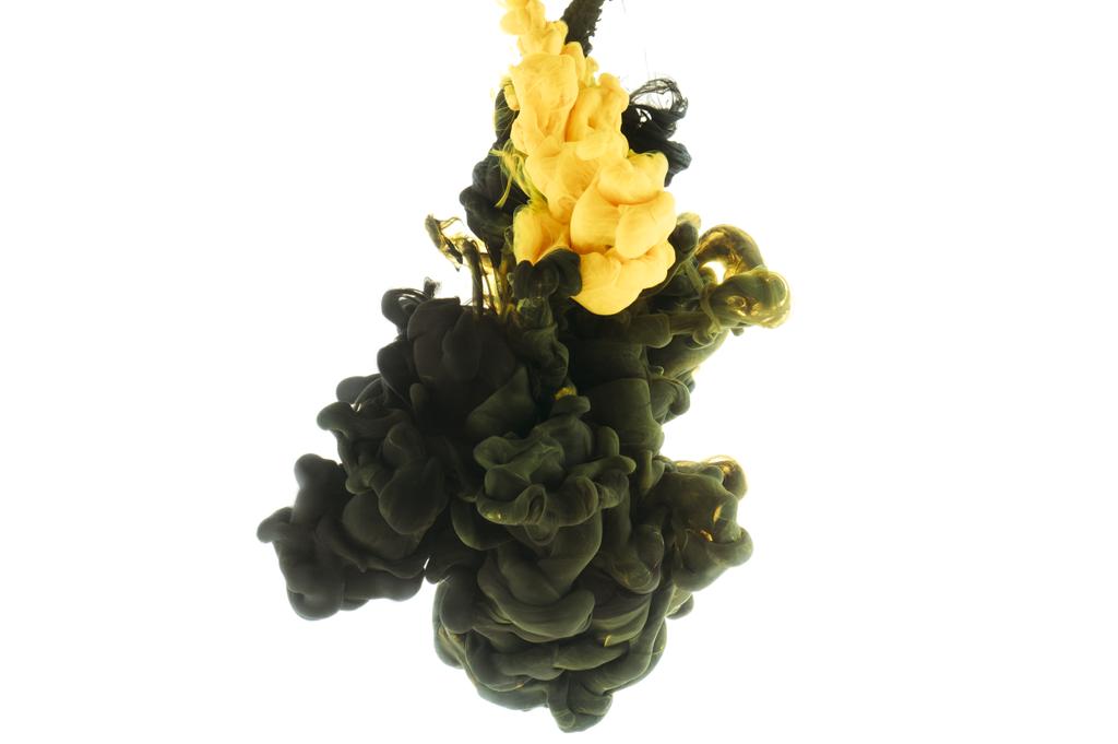смешивание черной и желтой краски брызги, изолированные на белом
 - Фото, изображение