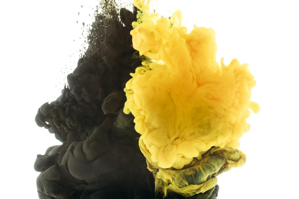 mezcla de pintura negra y amarilla, aislada sobre blanco
 - Foto, imagen