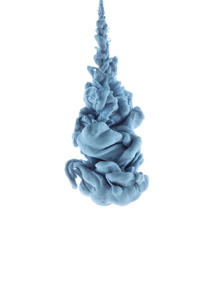 vista de perto do respingo de tinta azul na água, isolado em branco com espaço de cópia
 - Foto, Imagem