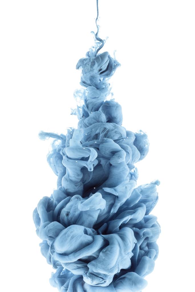 vista de perto do respingo de tinta azul na água, isolado em branco
 - Foto, Imagem