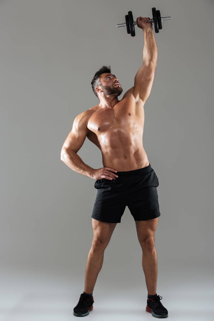 Ritratto a figura intera di un bodybuilder maschio sano e forte senza maglietta
 - Foto, immagini
