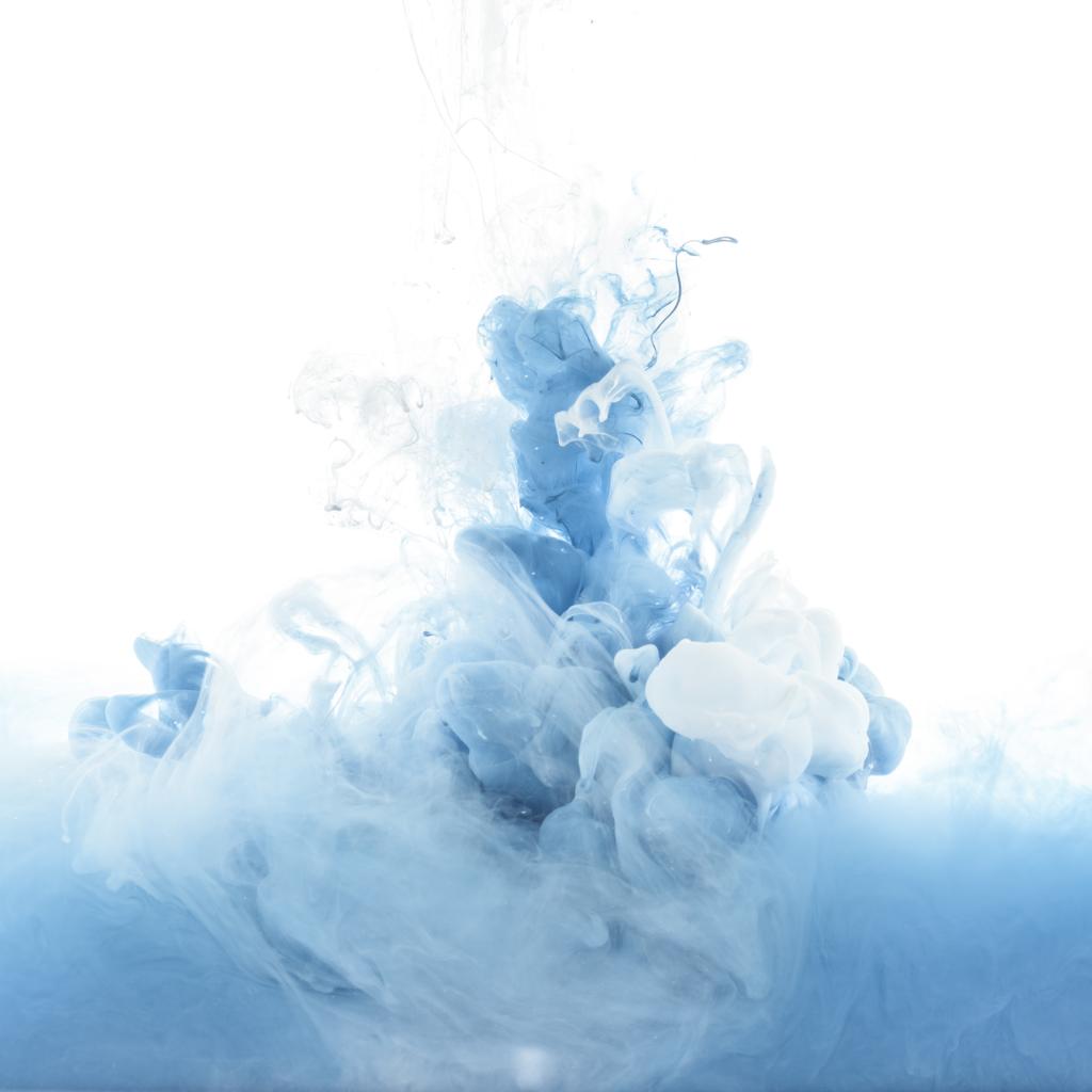 vue rapprochée du mélange de peinture bleue et blanche éclaboussures isolées sur blanc
 - Photo, image