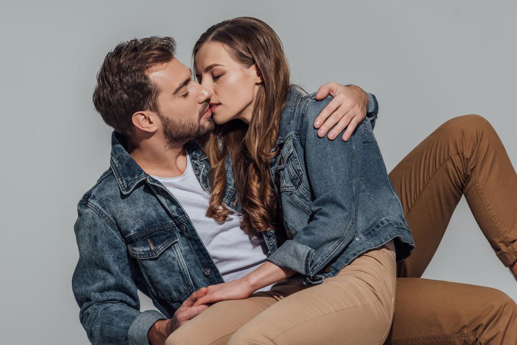 спокуслива молода пара цілується ізольовано на сірому
 - Фото, зображення