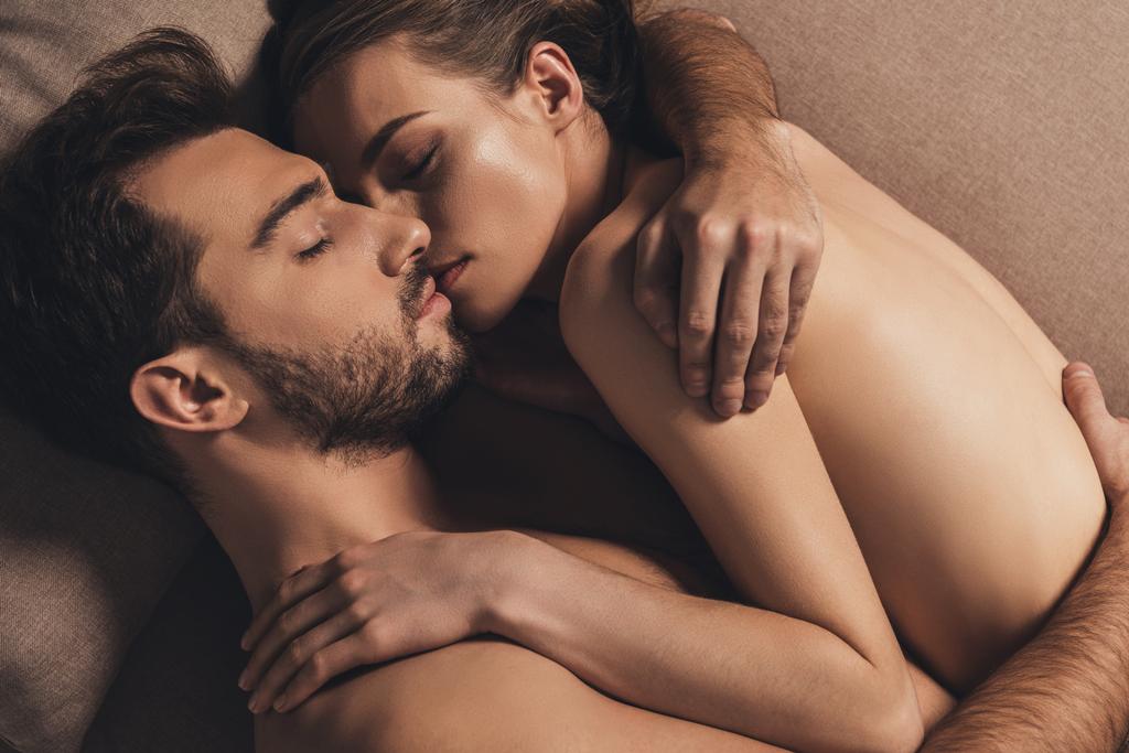 sensual nu jovem casal abraçando e dormindo juntos na cama
  - Foto, Imagem