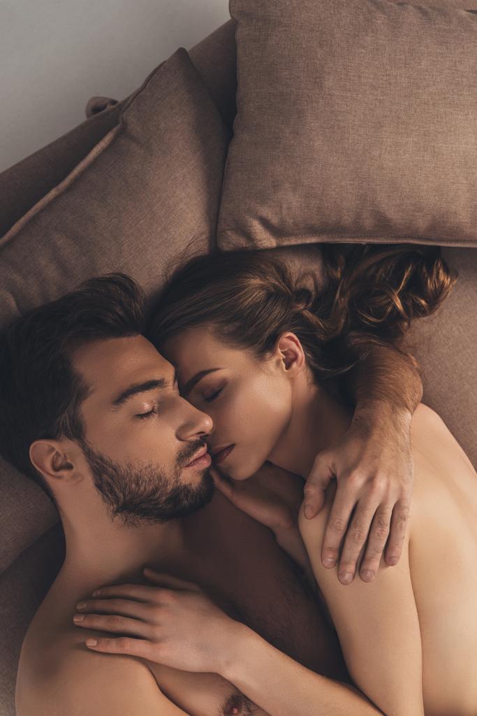 όμορφη σέξι νεαρό ζευγάρι γυμνή κοιμούνται μαζί στο κρεβάτι   - Φωτογραφία, εικόνα