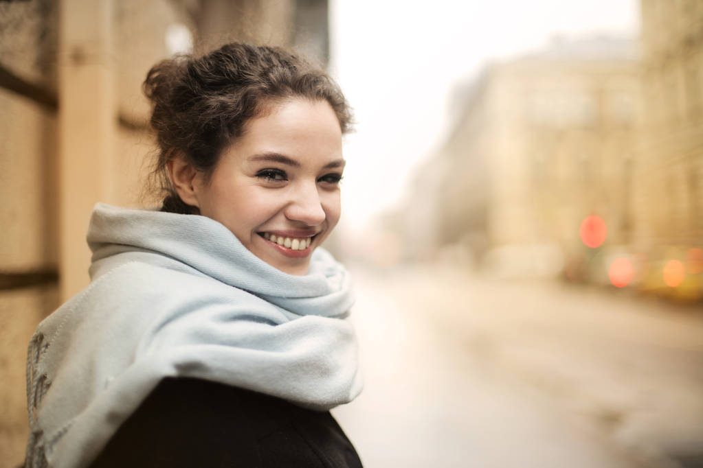 Chica sonriente en una calle de la ciudad
 - Foto, imagen