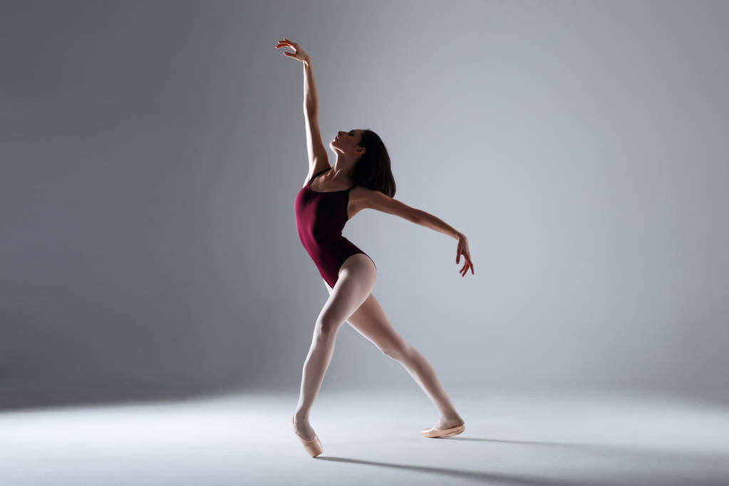 Ballerina tanssii pimeydessä
 - Valokuva, kuva