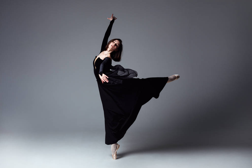 schlanke Ballerina im schwarzen langen Kleid - Foto, Bild