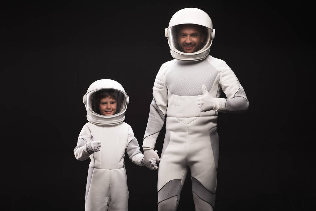 Позитивні космонавти чоловік і хлопчик висловлюють радість
 - Фото, зображення