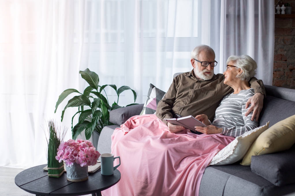 Miłosne starego mężczyzny i kobiety, odpoczynek w pokoju dziennym - Zdjęcie, obraz