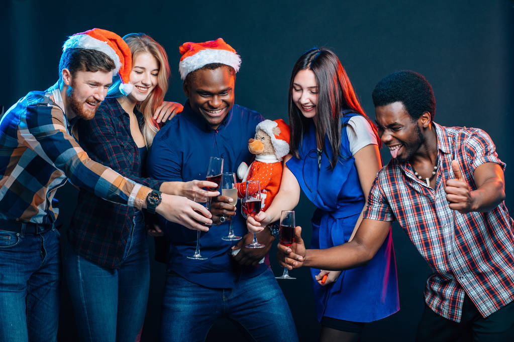 Freunde genießen weihnachtliche Drinks in der Bar - Foto, Bild