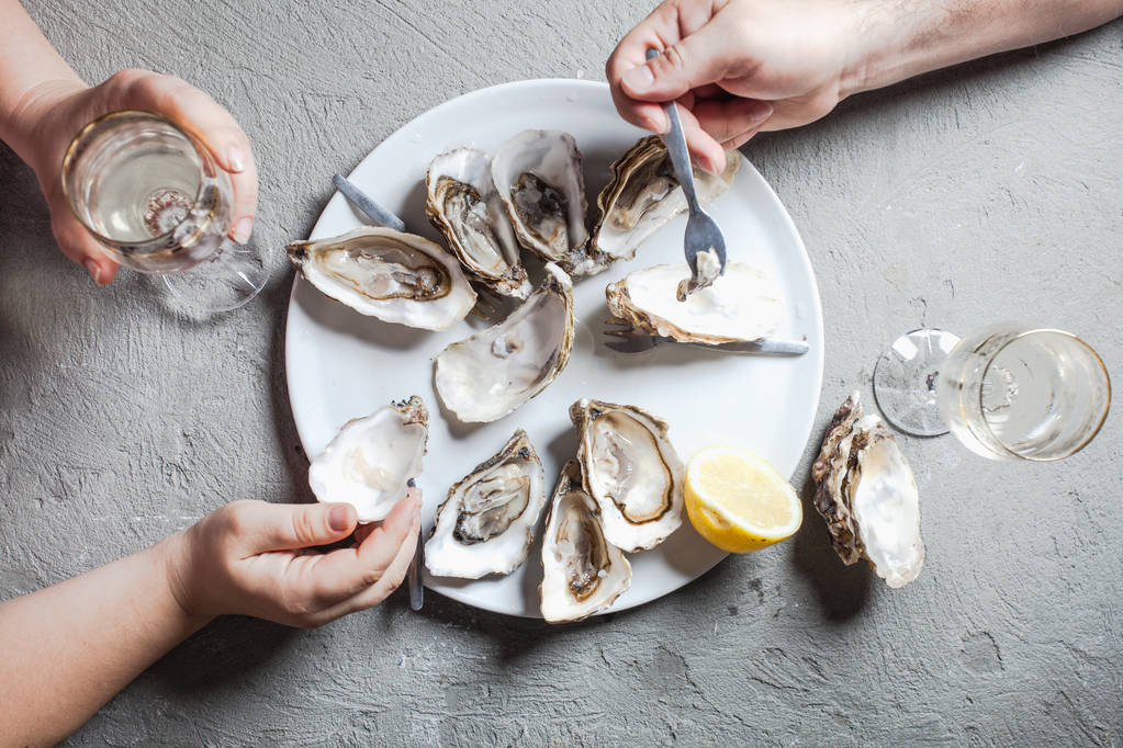 El plato exótico - las ostras con el vino
 - Foto, imagen