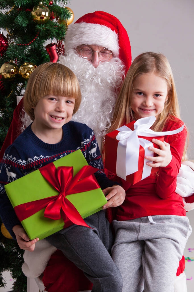 Bambini sulle ginocchia di Babbo Natale
 - Foto, immagini