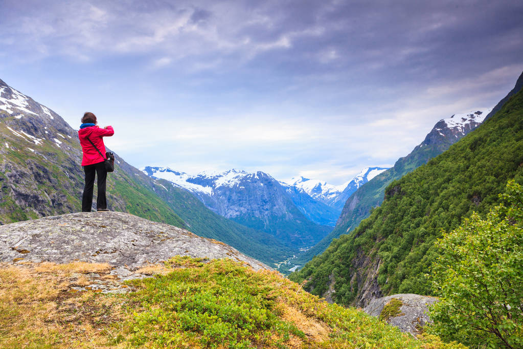 Τουρίστας με κάμερα λαμβάνοντας εικόνα στα βουνά Νορβηγία - Φωτογραφία, εικόνα