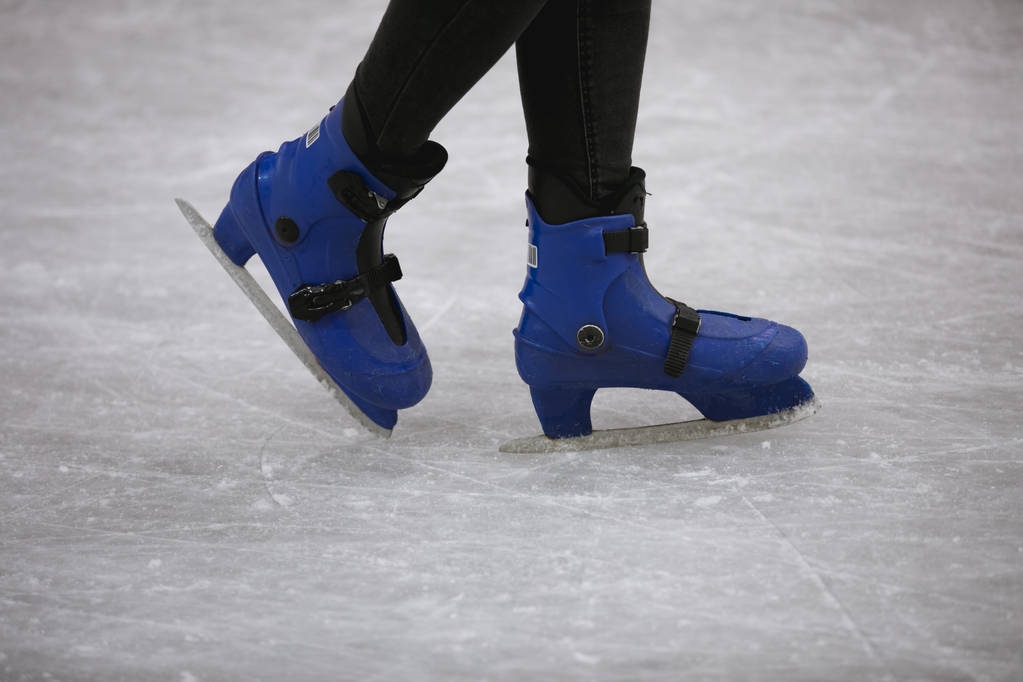 アイス スケート リンクでスケートを女性の脚のショットをトリミング - 写真・画像