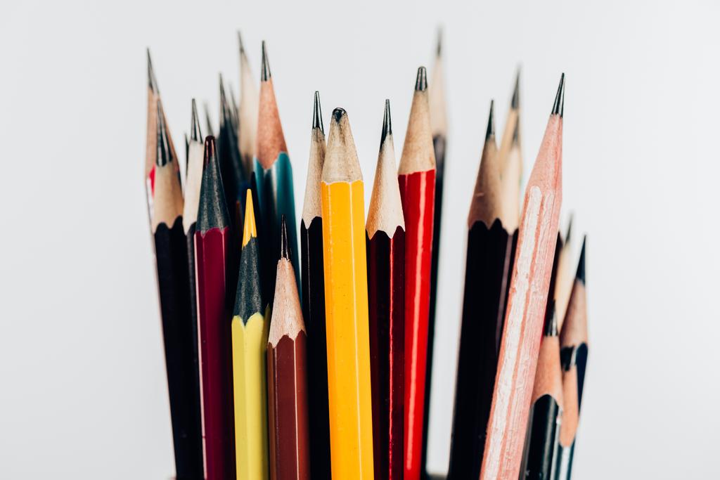 Visão de close-up de lápis coloridos em bagunça isolada no fundo branco
 - Foto, Imagem