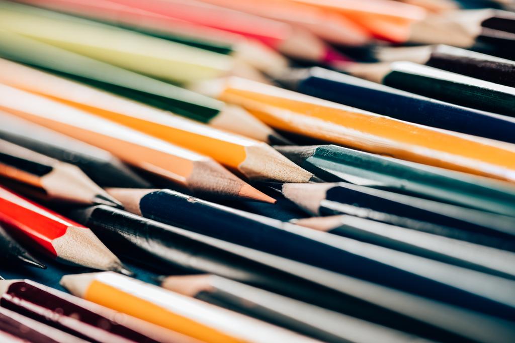 Visão de close-up de lápis coloridos na bagunça como fundo educacional
 - Foto, Imagem