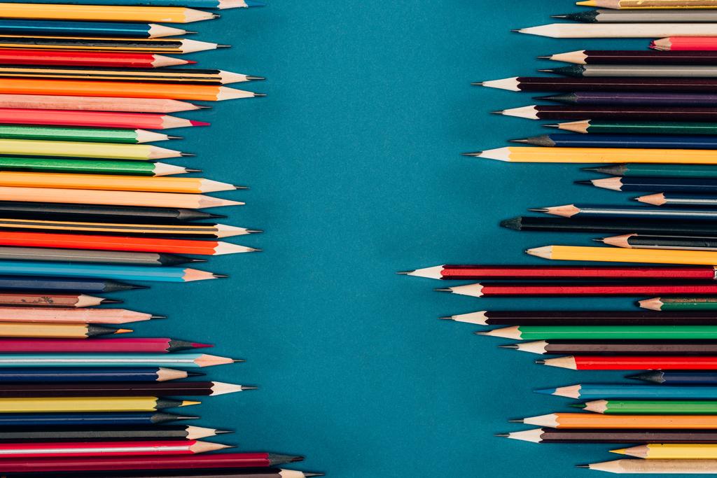 Κορνίζα από πολύχρωμα μολύβια που απομονώνονται σε μπλε φόντο - Φωτογραφία, εικόνα